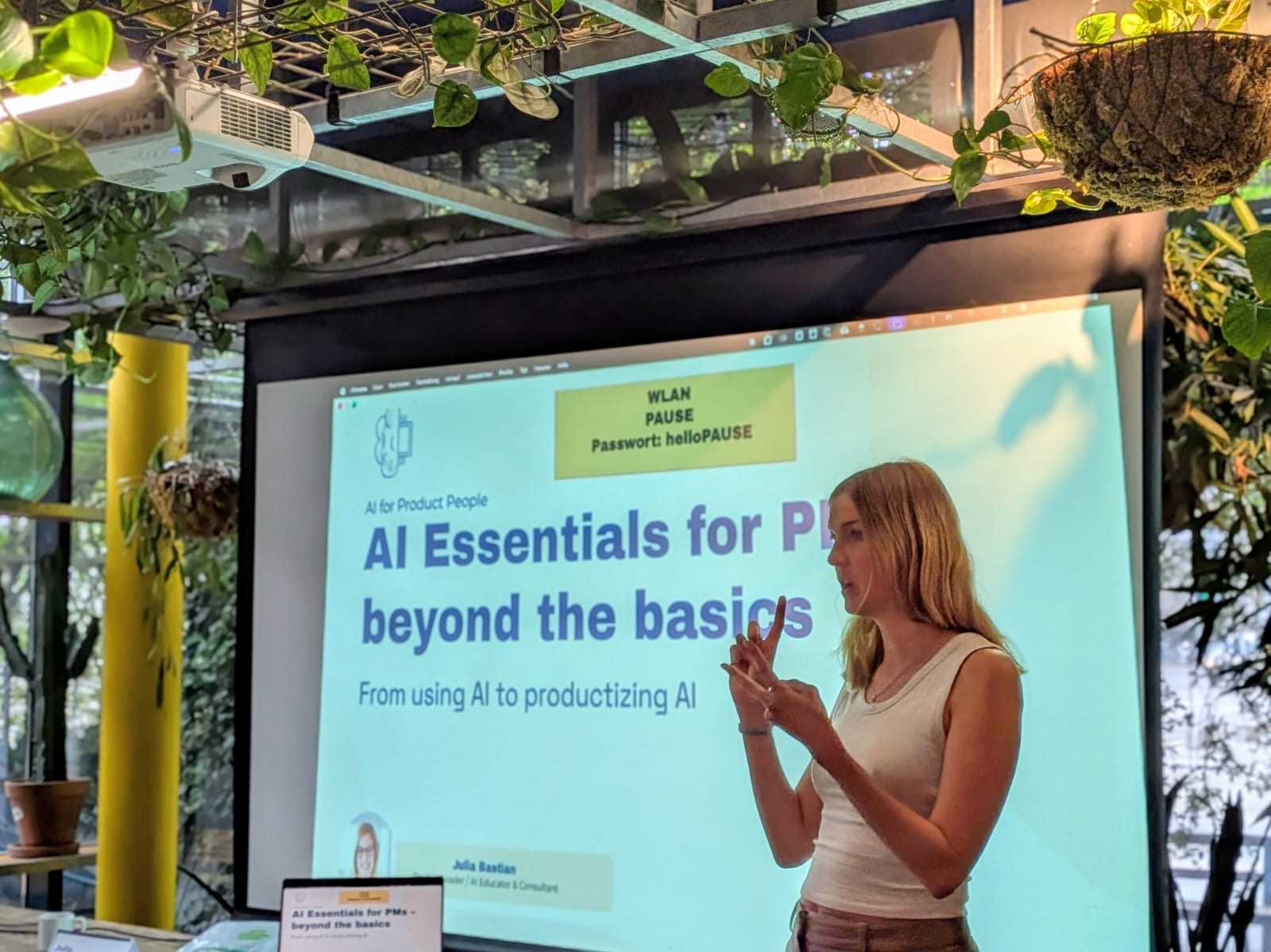 Julia Bastian facilitating her AI workshop